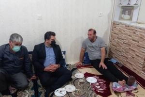 تصویر عیادت مسئولان شهرداری کرج از پاکبان آسیب دیده
