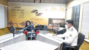 تصویر حضور مسئولین انتظامی و راهور در مرکز رادیو البرز در سومین روز از هفته گرامیداشت ناجا