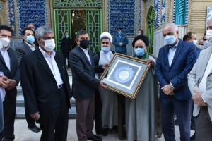 تصویر غبارروبی و گلباران مزار امامزاده حسن (ع) و شهدا با حضور استاندار البرز