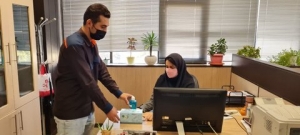 تصویر توزیع ماسک و محلول ضدعفونی بین پرسنل شهرداری منطقه ۸