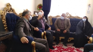 تصویر دیدار وزیر بهداشت و استاندار البرز با خانواده اولین شهیده سلامت