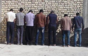 تصویر گرفتار شدن سارقان موتورسیکلت در بند قانون