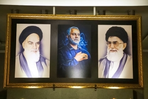 تصویر تابلوی نقاشی دیجیتالی سردار سلیمانی در شهرداری کرج رونمایی شد
