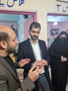 تصویر بازدیدشهردار از بازارچه هفتگی بانوان کارآفرین کمالشهر