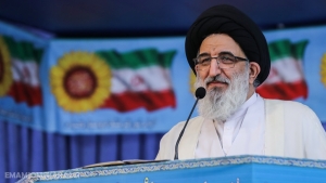 تصویر انقلاب زنده است و پرتوان و بالنده به مسیرش ادامه می‌دهد