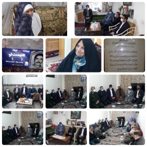 تصویر حضور فرماندار کرج و مسئولان در منزل شهیدان احمدوند، هاشم پور، غنیمت لو و پاشائی