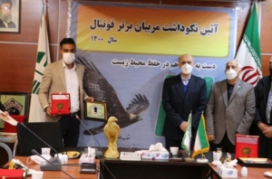 تصویر عقاب طلایی البرز نماد کشوری تندیس مربیان برتر فوتبال شد