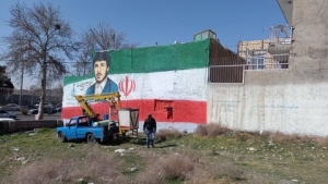 تصویر تمثال مبارک مقام معظم رهبری بر دیوار یکی از ساختمان‌های بلند خلج آباد نقش می بندد