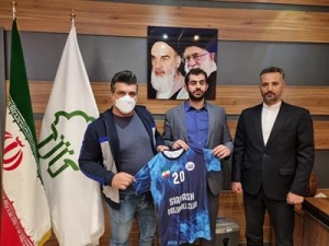 تصویر دیدار شهردارکمالشهر با کاپیتان اسبق تیم ملی والیبال نشسته