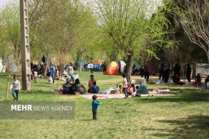 تصویر توزیع 500 بسته معرفی جاذبه‌های گردشگری البرز در روز طبیعت