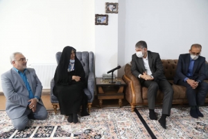 تصویر وزیر جهاد کشاورزی به خانواده شهیدان رادپور در نظرآباد ادای احترام کرد