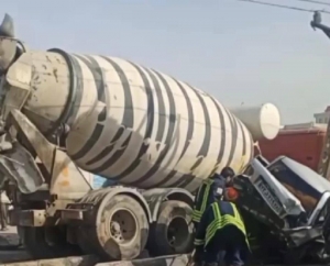 تصویر برخورد خودروی بونکر سیمان با چند خودور در جاده قزالحصار کرج