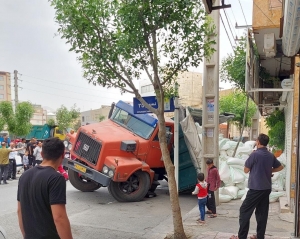 تصویر فرونشست زمین باعث واژگونی کامیون آرد در فردیس شد