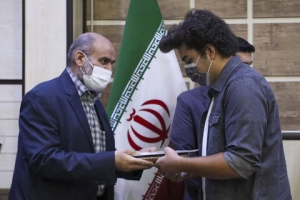 تصویر تقدیر از خانواده مرحوم استاد فقید جواد سعیدی در مراسم روز ارتباطات مدیریت شهری کرج