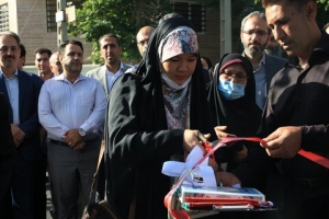 تصویر افتتاحِ پارک «باغ خرمالو» با دستانِ دختر شهید در روزِ دختر