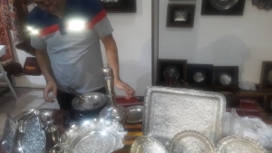 تصویر هنرنمایی و نمایش خلاقیت های هنرمندان صنایع دستی در کرج
