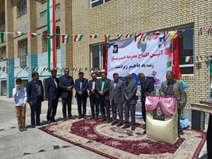 تصویر معلم بازنشسته کرجی مدرسه اهدا کرد