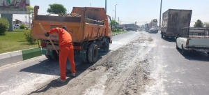 تصویر حمل بتن مازاد توسط بونکرها موجب زحمت مضاعف کارگران شهرداری شد