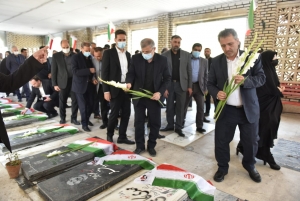 تصویر استاندار البرز به مقام شامخ شهدا در فردیس ادای احترام کرد