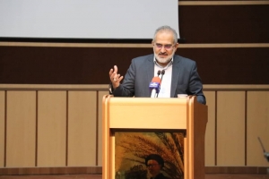 تصویر آیت الله طالقانی تکیه بر قرآن داشت