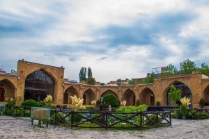 تصویر درهای کاروانسرای شاه عباسی کرج بسته است