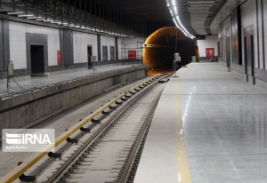 تصویر موانع جانبی  علت تاخیر در افتتاح قطار شهری کرج است