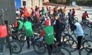 تصویر رکاب زنی دانش آموزان کرجی با شعار البرز قوی