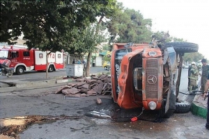 تصویر واژگونی کامیون سبب انسداد بلوار شورا در کرج شد