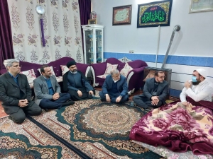 تصویر استاندار البرز از روحانی مجروح نظرآبادی عیادت کرد