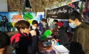 تصویر موکب‌های دانش‌آموزی فاطمیه مقابل مدارس اشتهارد برپا می‌شود