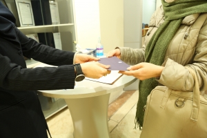 تصویر اهدای ۴۰ کارت هدیه کمک معیشتی به مددجویان کمیته امداد در آستانه شب یلدا