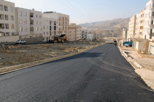 تصویر توزیع مکانیزه حدود ۳ هزار تن آسفالت در معابر خاکی منطقه ۷
