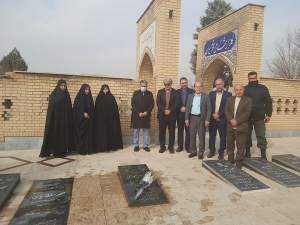 تصویر فرهنگیان با تنها معلم شهید سواد آموزی البرز تجدید میثاق کردند