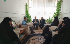 تصویر دیدار جمعی از مدیران فرهنگی و آموزشی شهرستان کرج با خانواده شهدای مدافع حرم