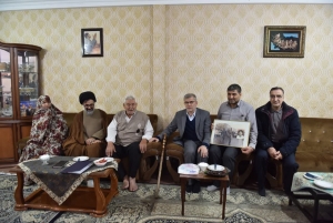 تصویر دیدار استاندار البرز و امام جمعه فردیس با خانواده شهید داود عباسی در فردیس