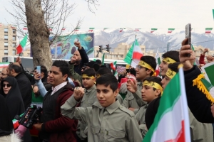 تصویر مردم با حضور باشکوه در راهپیمایی دشمن شکن ۲۲ بهمن بار دیگر اتحاد ملی را به نمایش می گذارند