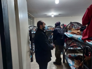 تصویر بازدید مدیر کل اجتماعی و فرهنگی استانداری از خدمت رسانی گرمخانه های سطح شهرستان کرج