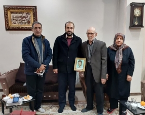 تصویر دیدار مدیر کل اجتماعی استانداری با خانواده شهید امیری