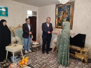 تصویر تجلیل آموزش و پرورش استان البرز از خانواده و دانش آموز فرزند شهید مدافع حرم مرتضی رمضانی