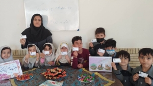 تصویر نوآموزان اشتهاردی مهمان کتابخانه شدند