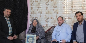 تصویر دیدار رئیس سازمان فرهنگی شهرداری کرج با خانواده معظم شهدا