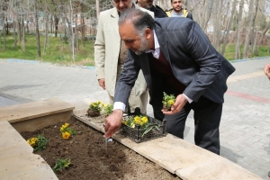 تصویر آغاز کاشت بیش از سه هزار گلدان گل فصلی در اشتهارد
