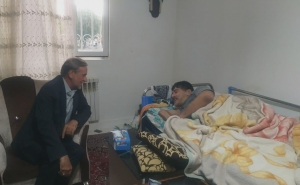 تصویر دیدار معاون استاندار با جانباز ۷۰ درصد قطع نخاع در شهرستان فردیس