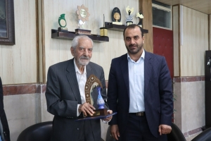 تصویر تجلیل از مسن ترین معلم  پیشکسوت در استان البرز