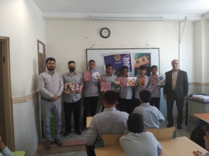 تصویر کتابداران اشتهاردی جشنواره رضوی را به مدارس بردند