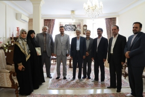 تصویر دیدار معاون صندوق ذخیره فرهنگیان کشور و مدیرکل آموزش و پرورش البرز از خانواده شهدای فرهنگی در کرج