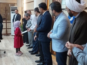 تصویر تجلیل از دختران شهدای مدافع حرم به مناسبت ولادت حضرت معصومه (س) در صحن شورای شهر کرج