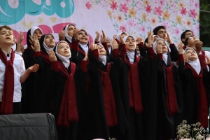 تصویر جشن تکلیف دو هزار دانش آموز دختر شهر کرج به مناسبت روز دختر برگزار شد