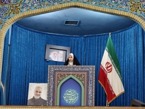 تصویر سخنرانی معلم جوان البرزی پیش از خطبه‌های نماز جمعه شهرستان فردیس