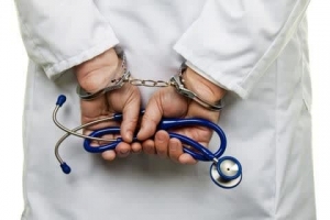 تصویر پزشک قلابی در دام پلیس افتاد